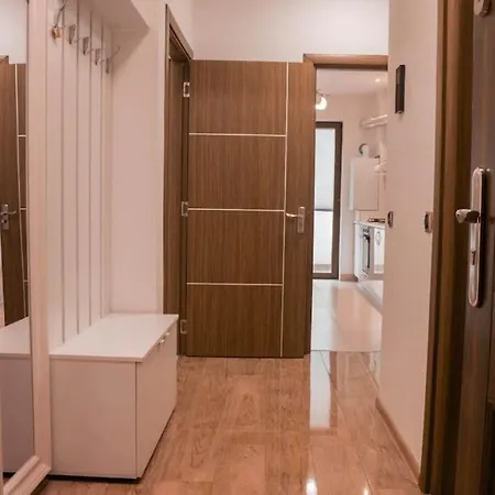 Апартаменти Apartament Zona Coresi Mall