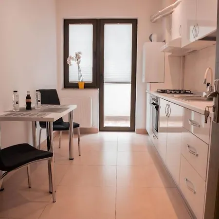 Apartament Zona Coresi Mall Апартаменти
